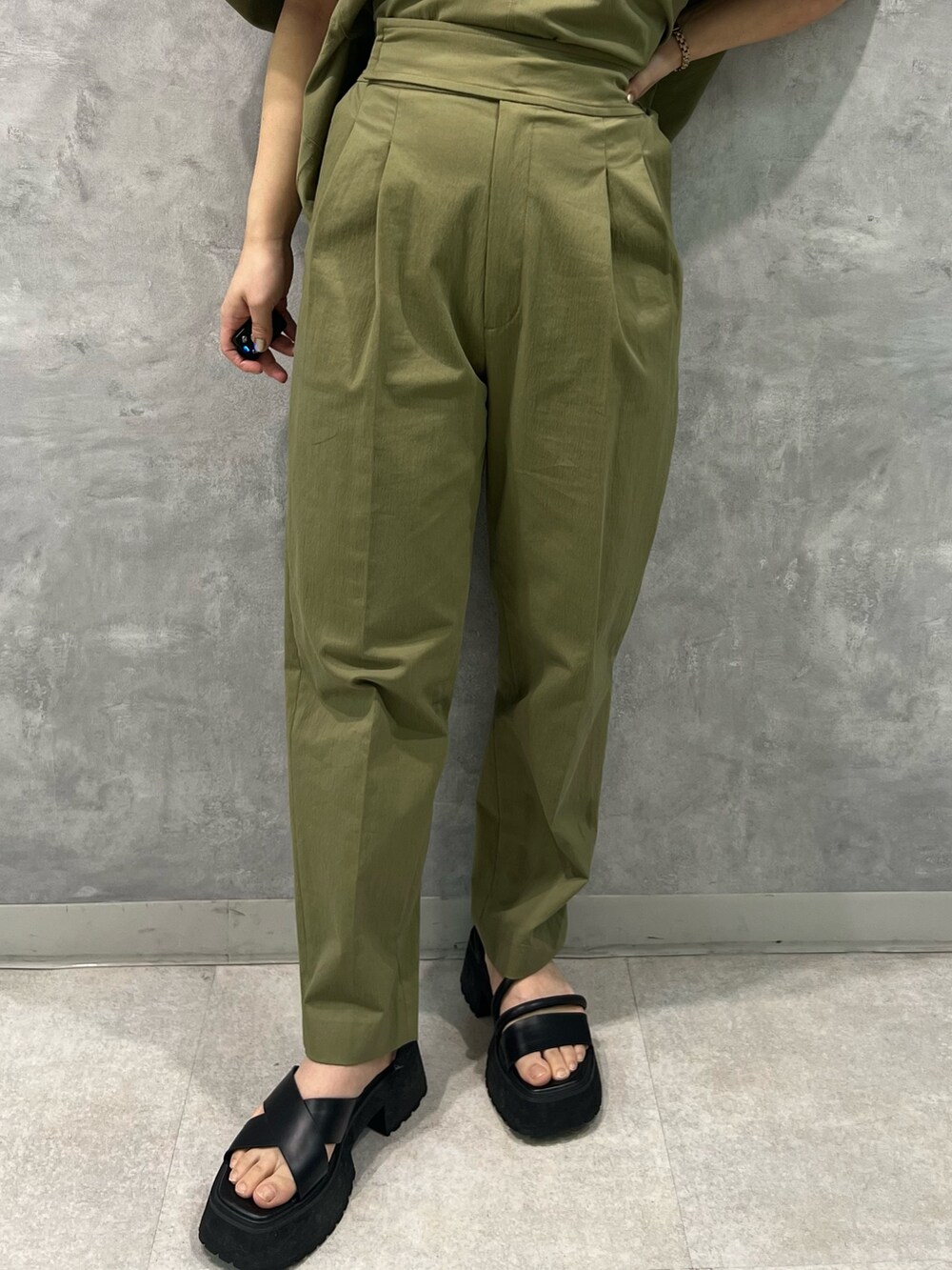 ベージュ系のブルゾン、ベージュ系のその他パンツ、ブラック系のサンダルを着用したレディースの春コーディネートの6枚目の写真