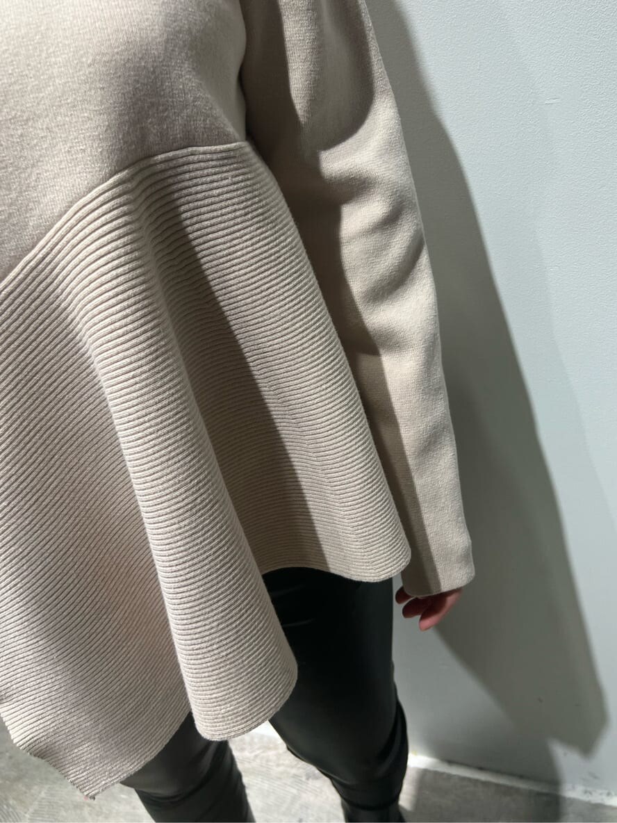 ブラック系のその他パンツ、ベージュ系のニット/セーター、ブラック系のブーツを着用したレディースの秋コーディネートの5枚目の写真