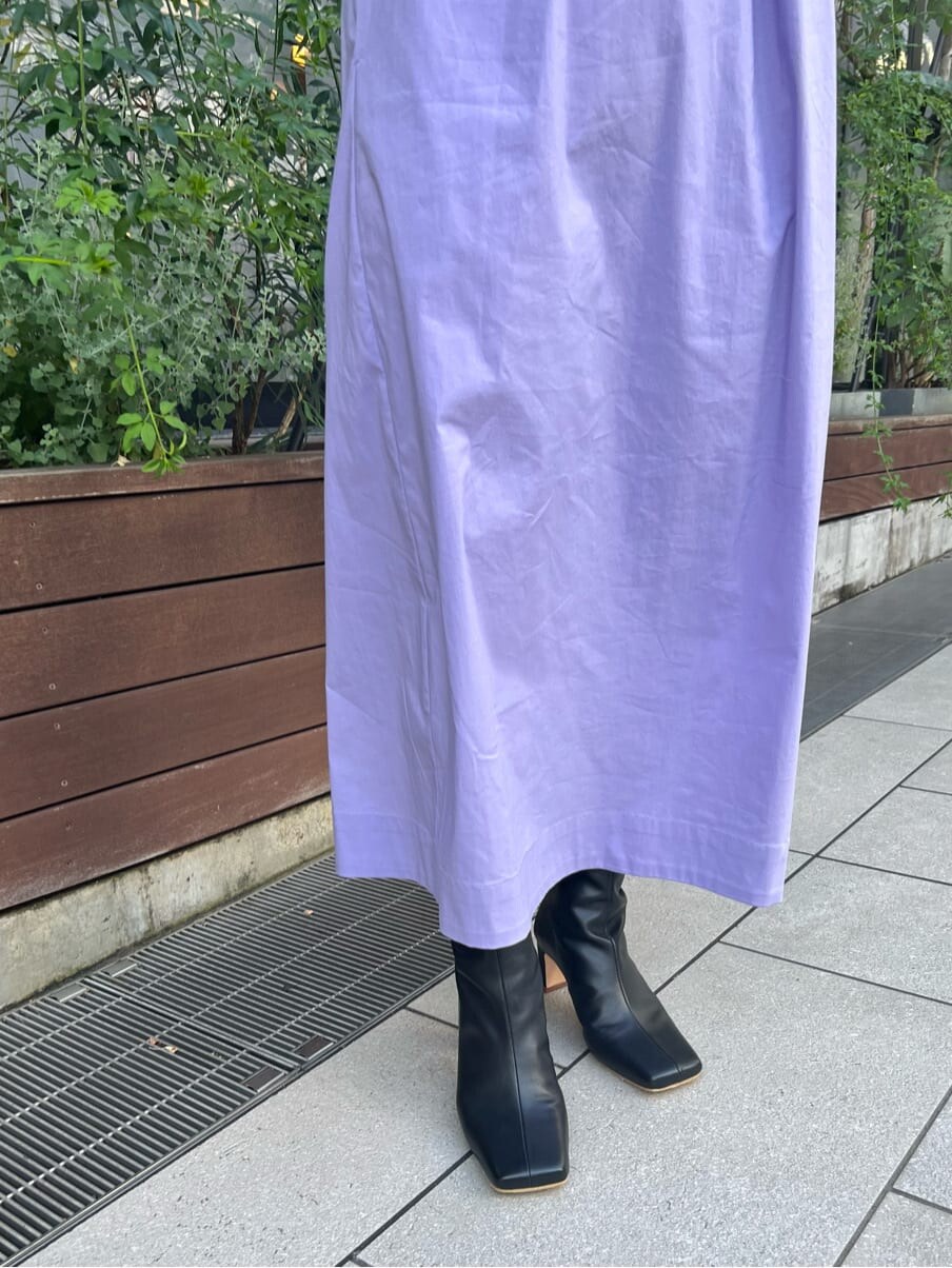 パープル系のワンピース、ブラック系のブーツ、ブラック系のベルトを着用したレディースの夏コーディネートの7枚目の写真