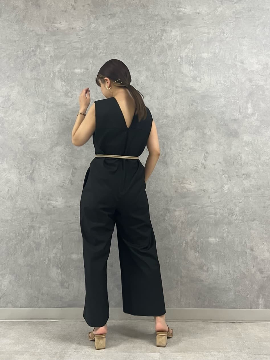 ベージュ系のスニーカー、ブラック系のつなぎ/オールインワン、グリーン系のTシャツ/カットソーを着用したレディースの夏コーディネートの7枚目の写真