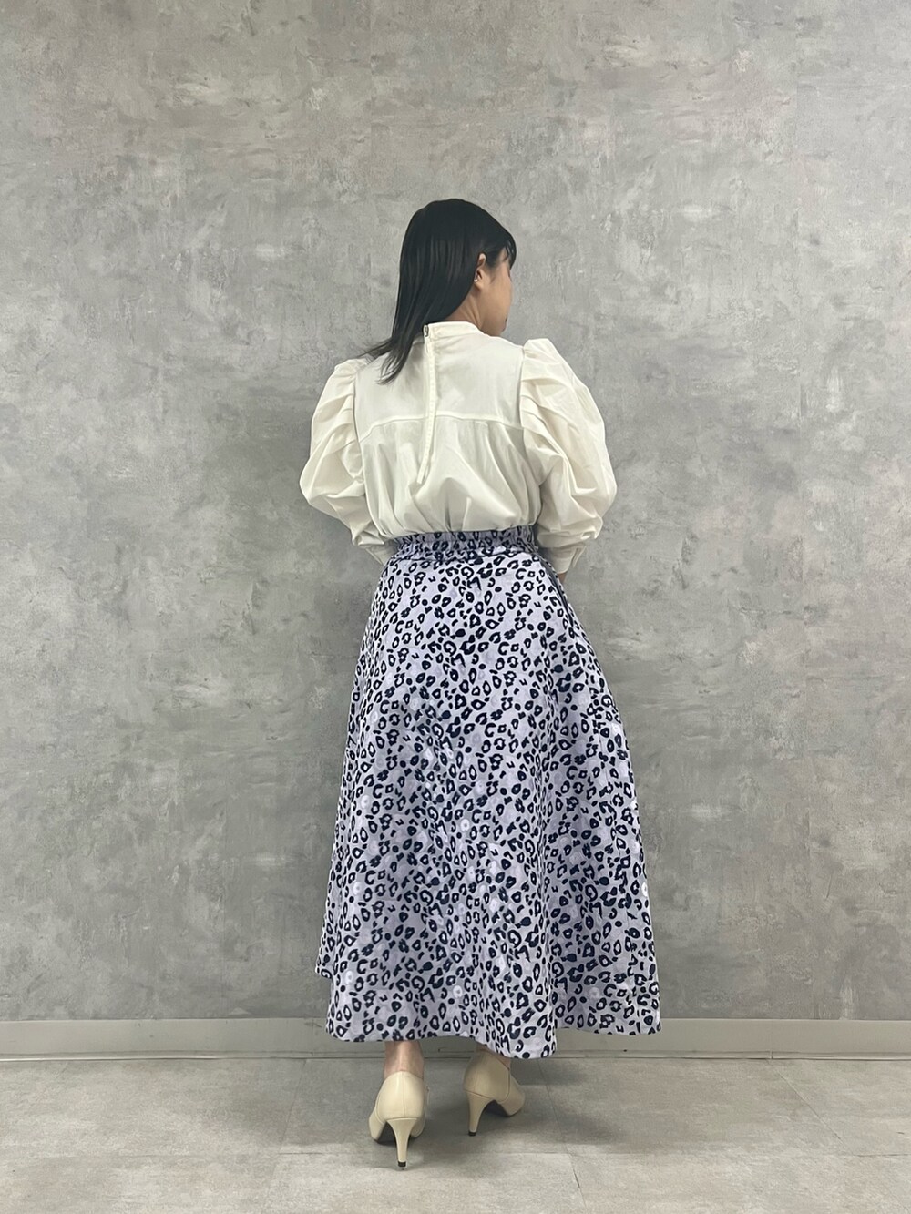 ホワイト系のシャツ/ブラウス、ベージュ系のスカート、ベージュ系のショルダーバッグを着用したレディースの冬コーディネートの9枚目の写真