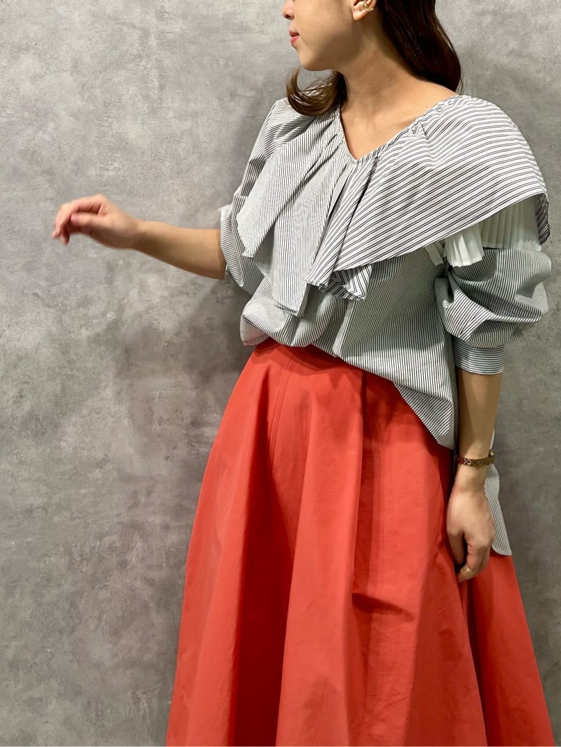 ピンク系のスカート、ホワイト系のブーツ、その他のシャツ/ブラウスを着用したレディースの冬コーディネートの2枚目の写真