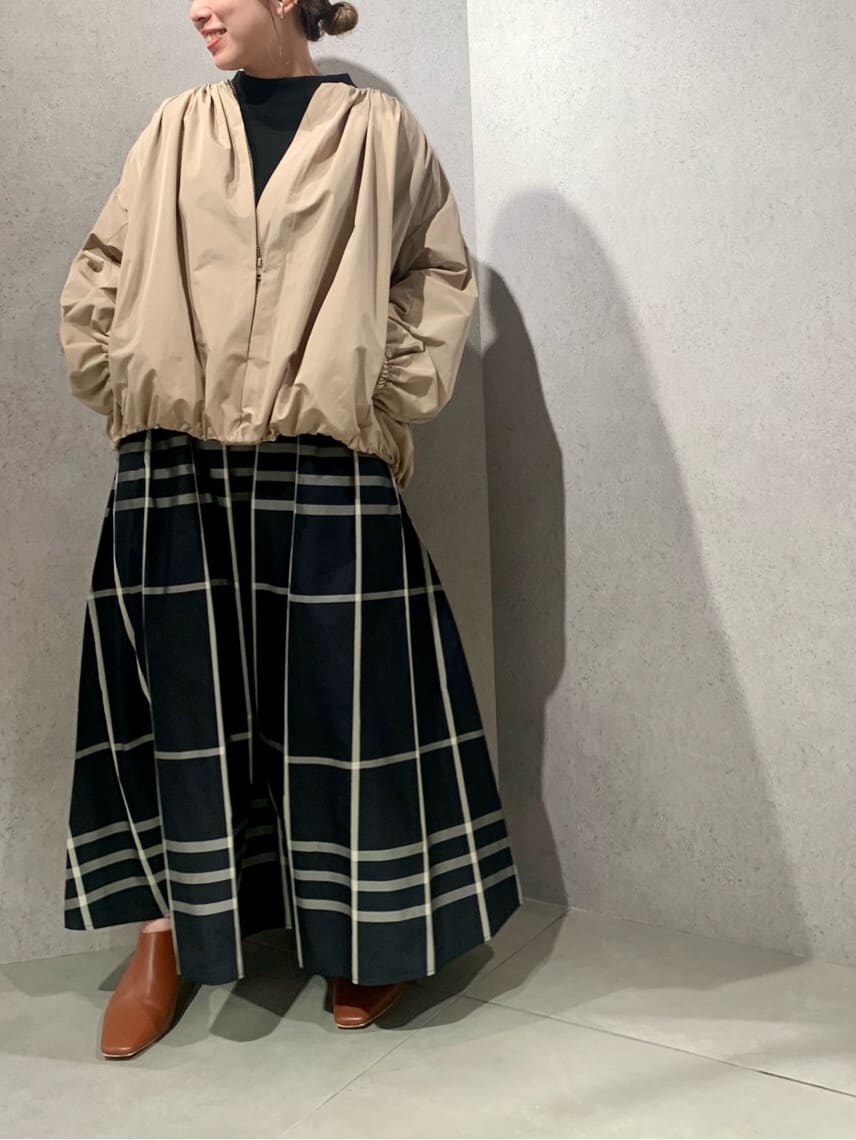 ベージュ系のブルゾン、その他のワンピース、ブラウン系のブーツを着用したレディースの夏コーディネートの4枚目の写真