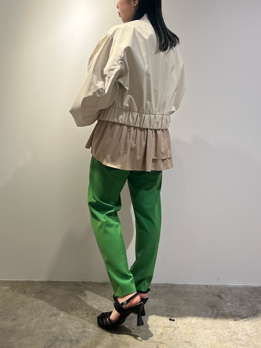 ブラウン系のブルゾン、ベージュ系のシャツ/ブラウス、ブラック系のサンダルを着用したレディースの冬コーディネートの3枚目の写真