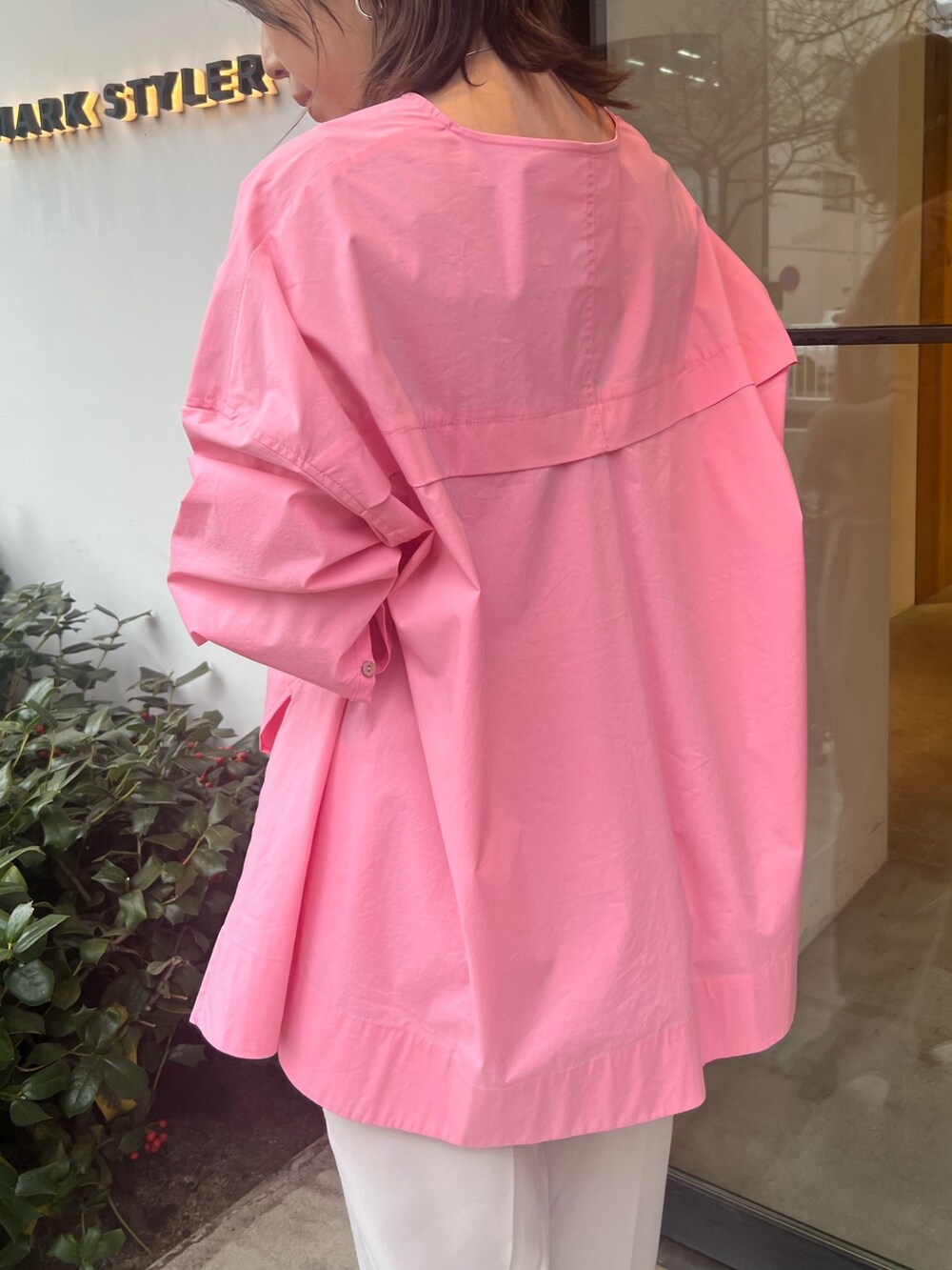 ピンク系のシャツ/ブラウス、ベージュ系のその他パンツ、ベージュ系のハンドバッグを着用したレディースの冬コーディネートの5枚目の写真