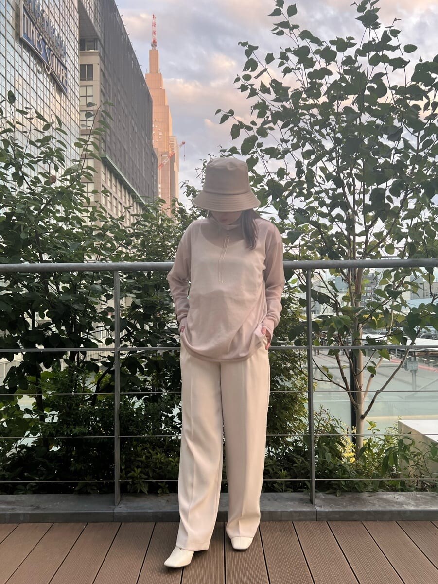 ホワイト系のその他パンツ、ベージュ系のTシャツ/カットソー、ベージュ系のハットを着用したレディースの夏コーディネートの2枚目の写真