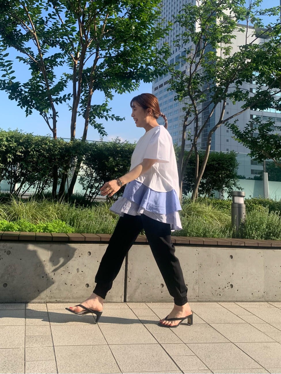 ブラック系のその他パンツ、その他のTシャツ/カットソーを着用したレディースの夏コーディネートの2枚目の写真