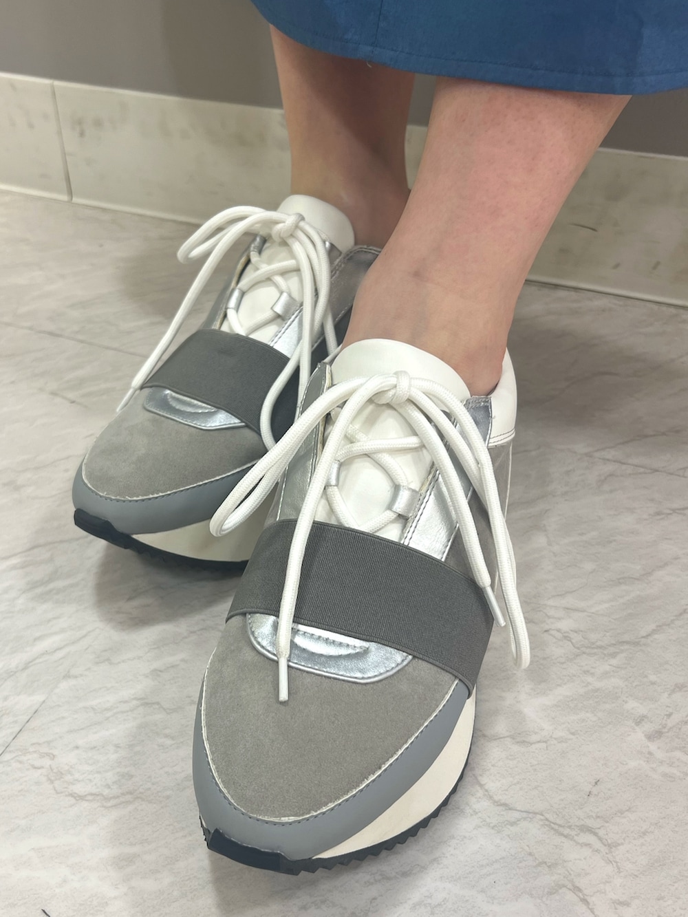 ブルー系のワンピースを着用したレディースの夏コーディネートの4枚目の写真