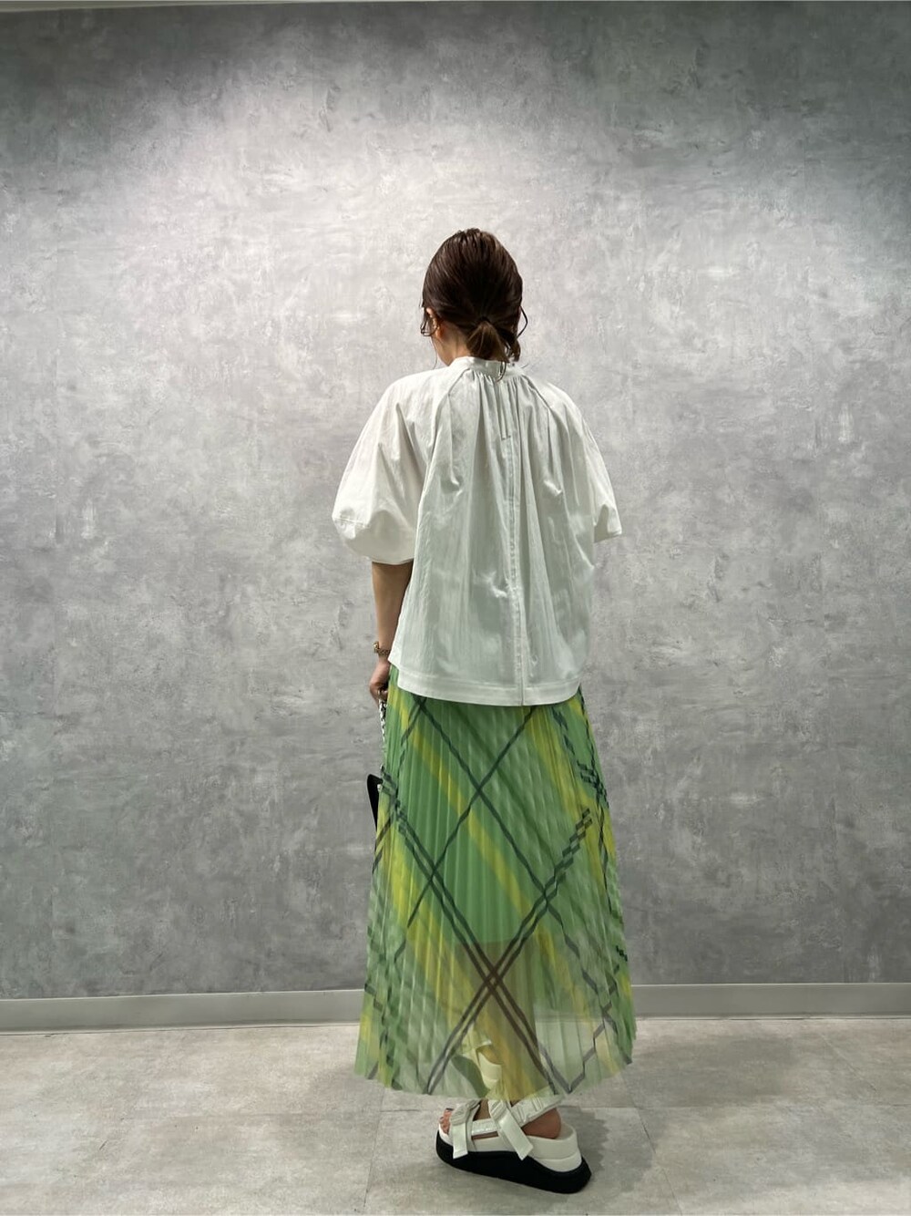 ホワイト系のサンダル、ホワイト系のシャツ/ブラウス、ブラック系のショルダーバッグを着用したレディースの春コーディネートの2枚目の写真