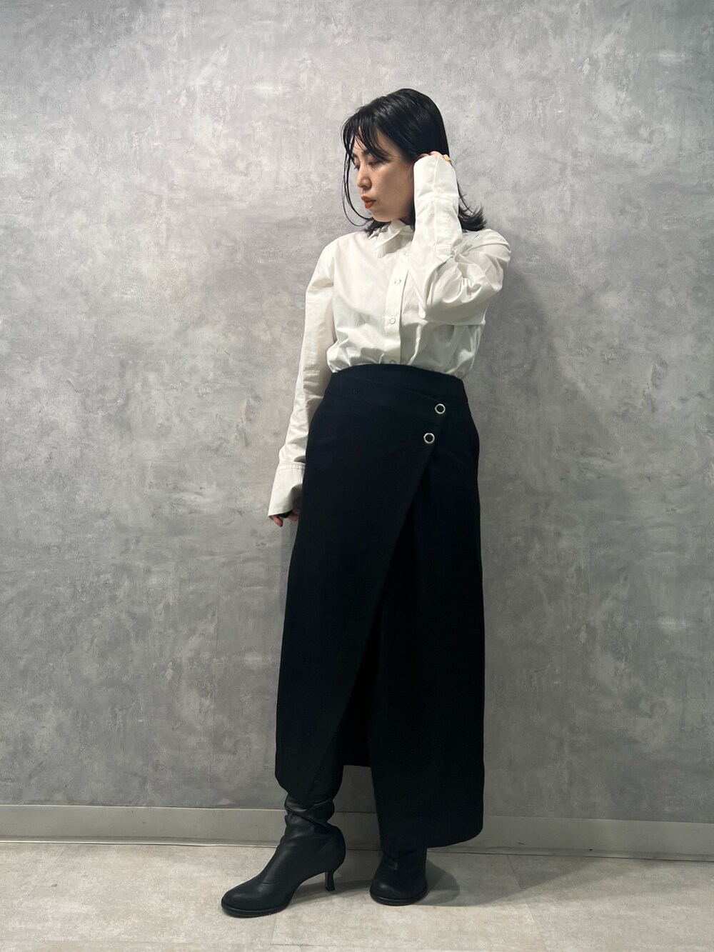 ブルー系のノーカラージャケット、ホワイト系のシャツ/ブラウス、ブラック系のスカートを着用したレディースの春コーディネートの6枚目の写真