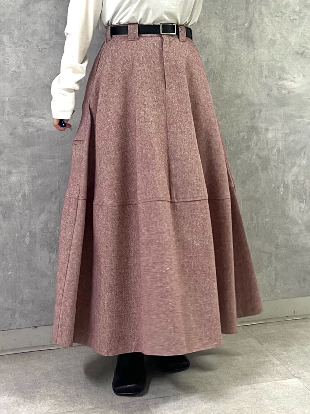 レッド系のその他アウター、レッド系のスカート、ホワイト系のTシャツ/カットソーを着用したレディースの秋コーディネートの7枚目の写真