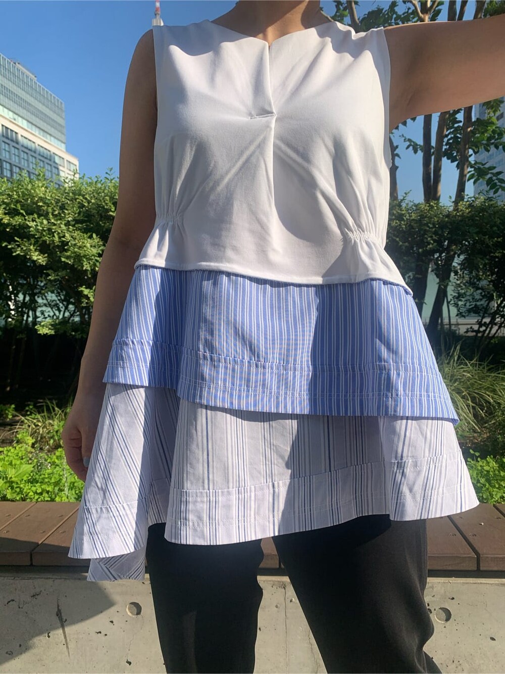 ブラック系のその他パンツ、その他のTシャツ/カットソーを着用したレディースの夏コーディネートの6枚目の写真