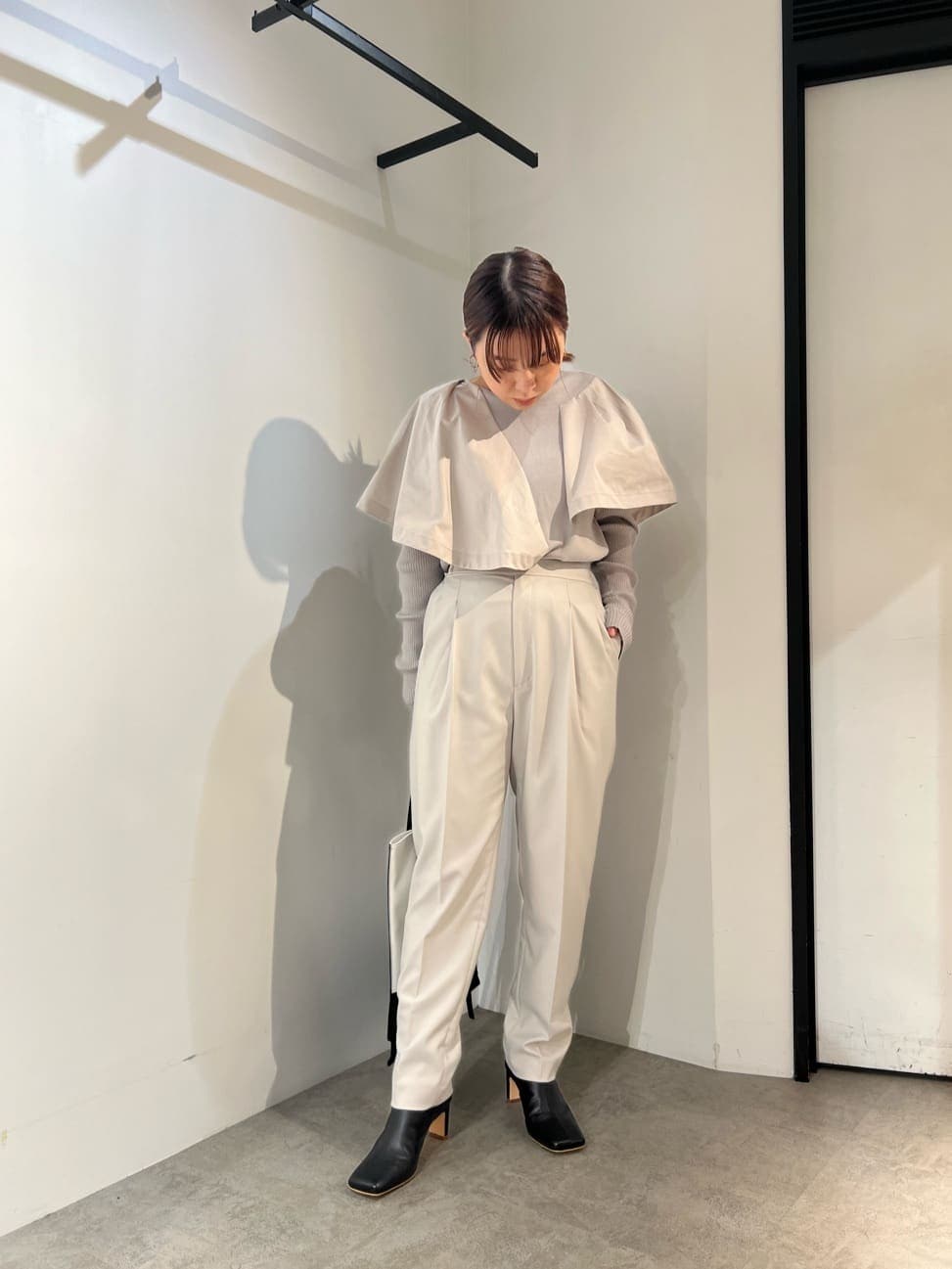 グレー系のその他パンツ、ブラック系のブーツ、グレー系のニット/セーターを着用したレディースの秋コーディネートの6枚目の写真