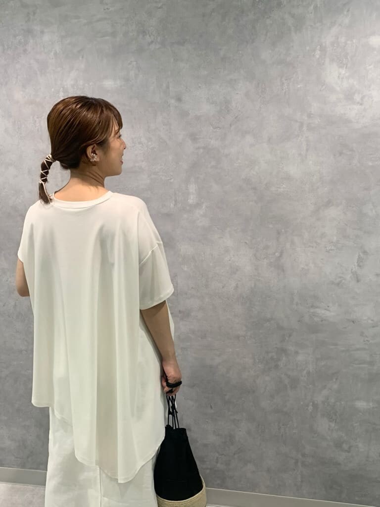 ブラック系のハンドバッグ、ホワイト系のデニムスカート、ブラック系のサンダルを着用したレディースの夏コーディネートの6枚目の写真