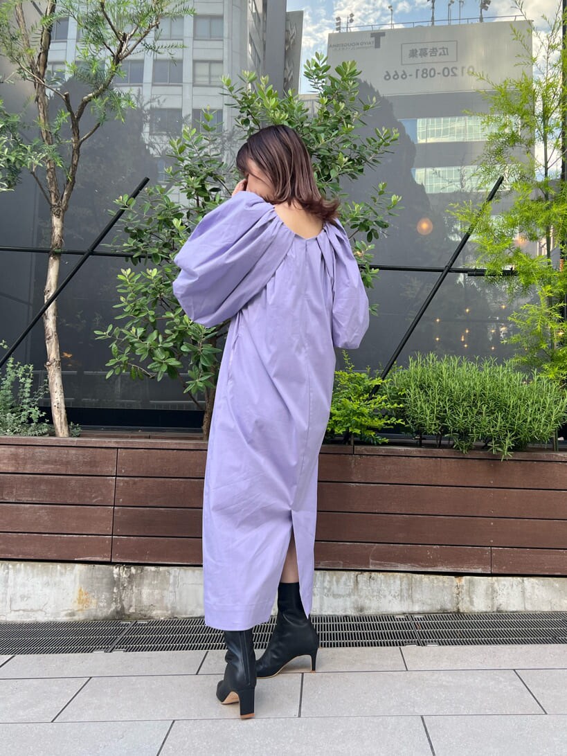 パープル系のワンピース、ブラック系のブーツ、ブラック系のベルトを着用したレディースの夏コーディネートの5枚目の写真