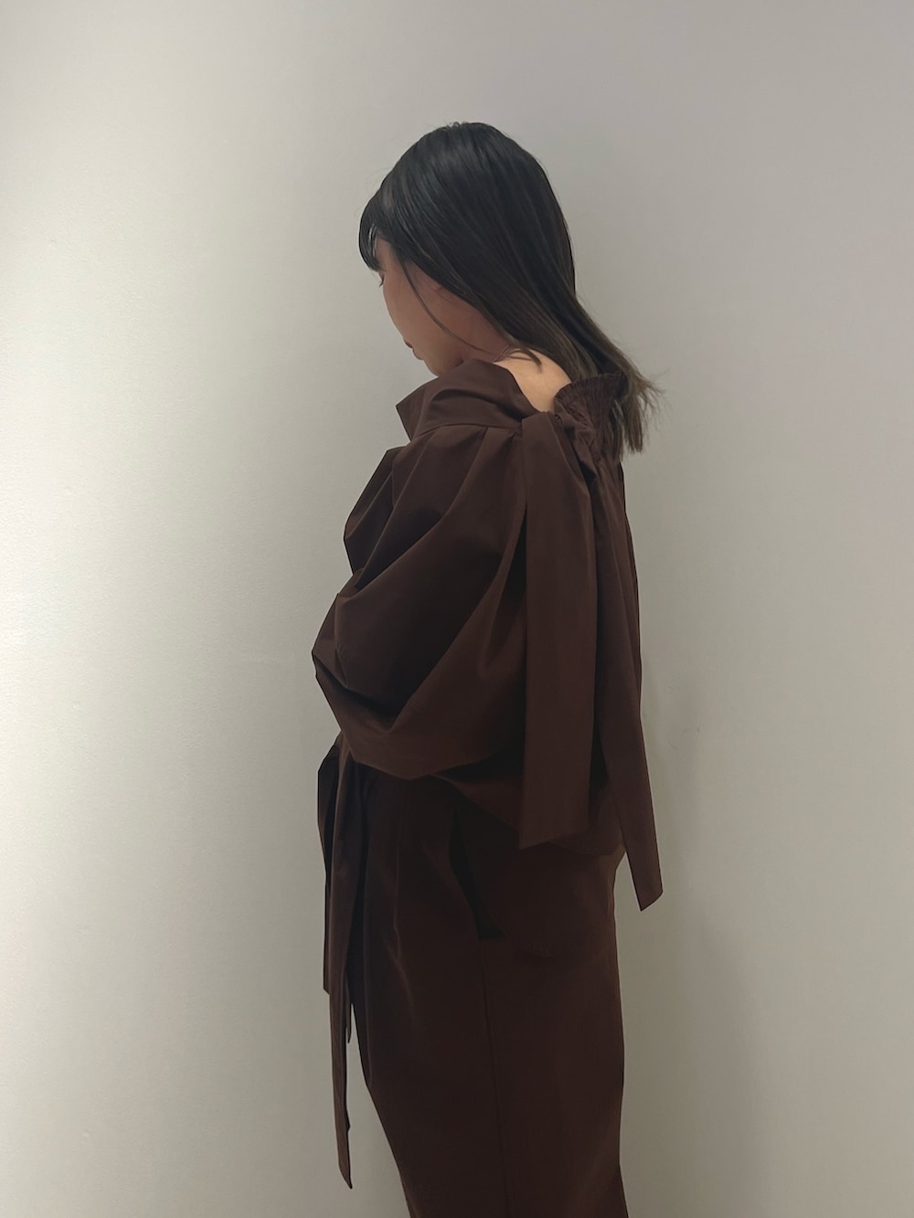 ブラウン系のシャツ/ブラウス、ブラウン系のその他パンツを着用したレディースの冬コーディネートの4枚目の写真