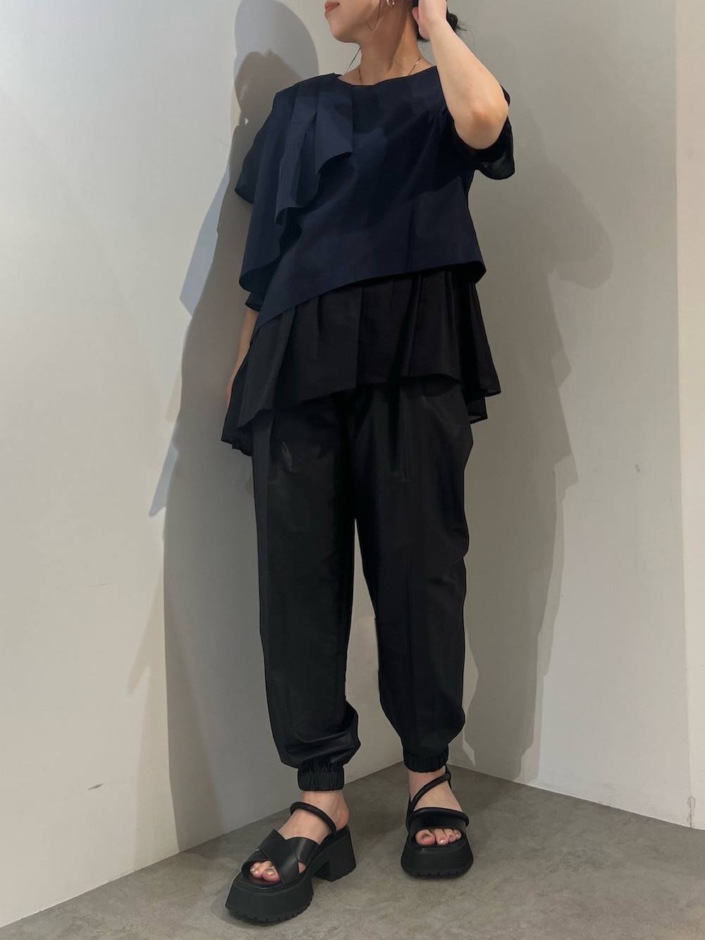 ブラック系のサンダル、ブラック系のその他パンツ、ブルー系のシャツ/ブラウスを着用したレディースの春コーディネートの3枚目の写真