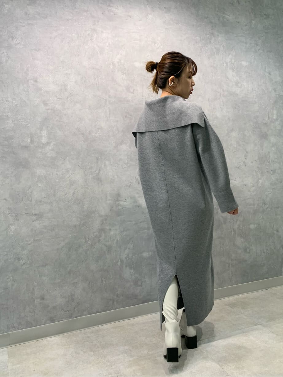 グレー系のワンピース、ホワイト系のブーツを着用したレディースの秋コーディネートの2枚目の写真