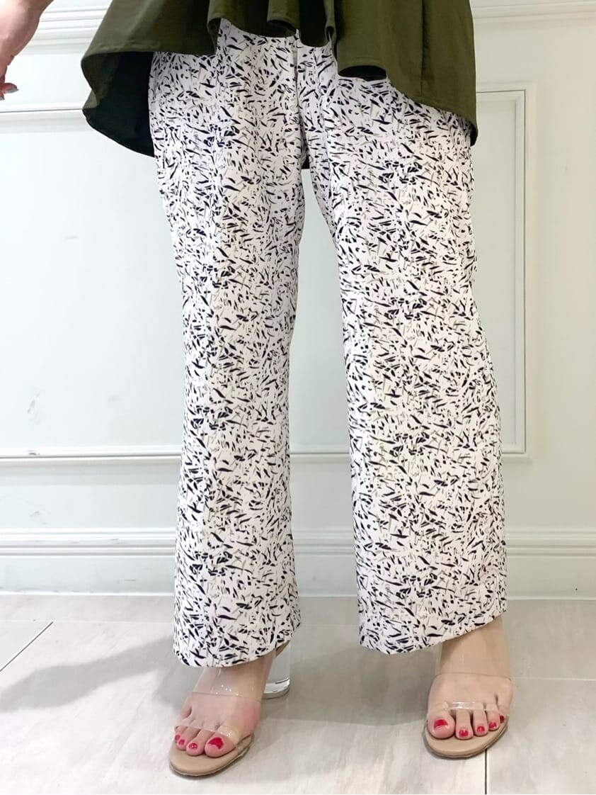 ブラック系のその他パンツ、ベージュ系のシャツ/ブラウスを着用したレディースの夏コーディネートの5枚目の写真