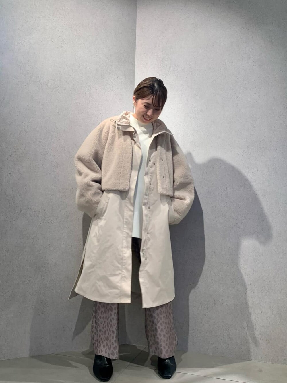 ホワイト系のモッズコート、その他のその他パンツ、ブラック系のブーツを着用したレディースの夏コーディネートの2枚目の写真