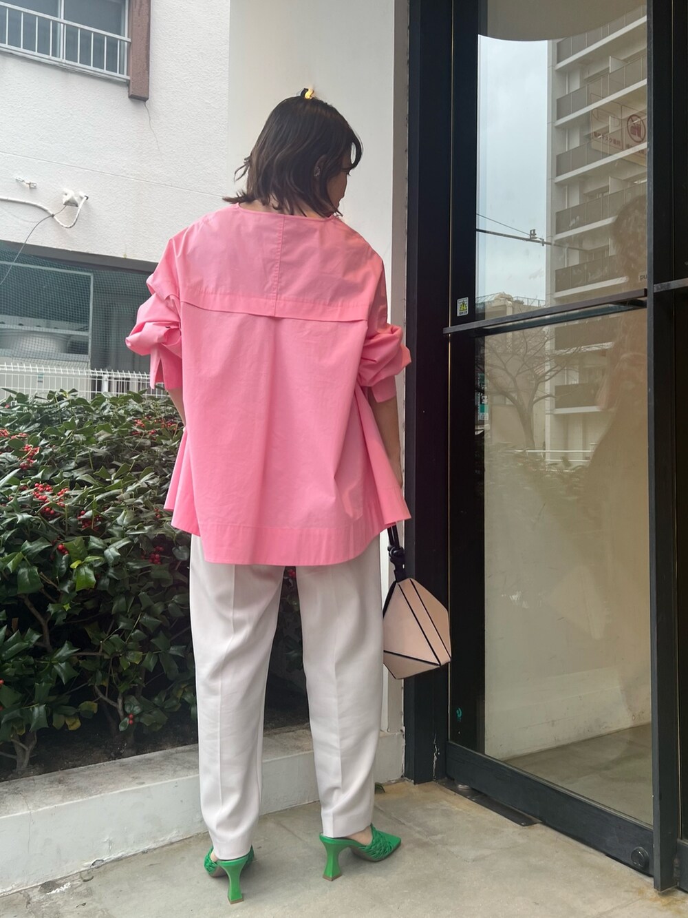 ピンク系のシャツ/ブラウス、ベージュ系のその他パンツ、ベージュ系のハンドバッグを着用したレディースの冬コーディネートの8枚目の写真