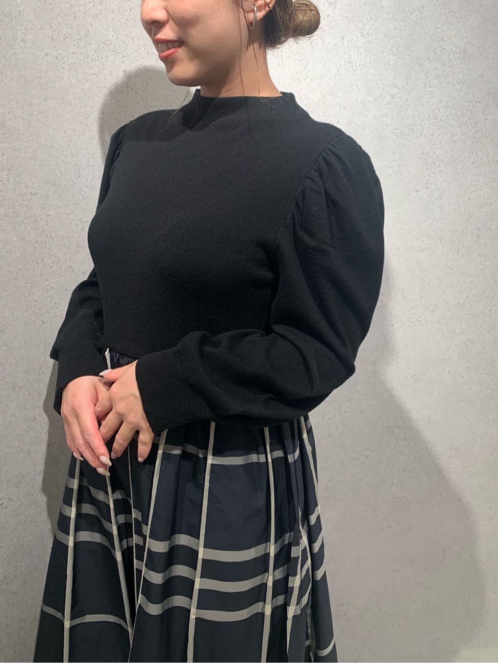 ブラウン系のブルゾン、その他のワンピース、ブラウン系のブーツを着用したレディースの秋コーディネートの5枚目の写真