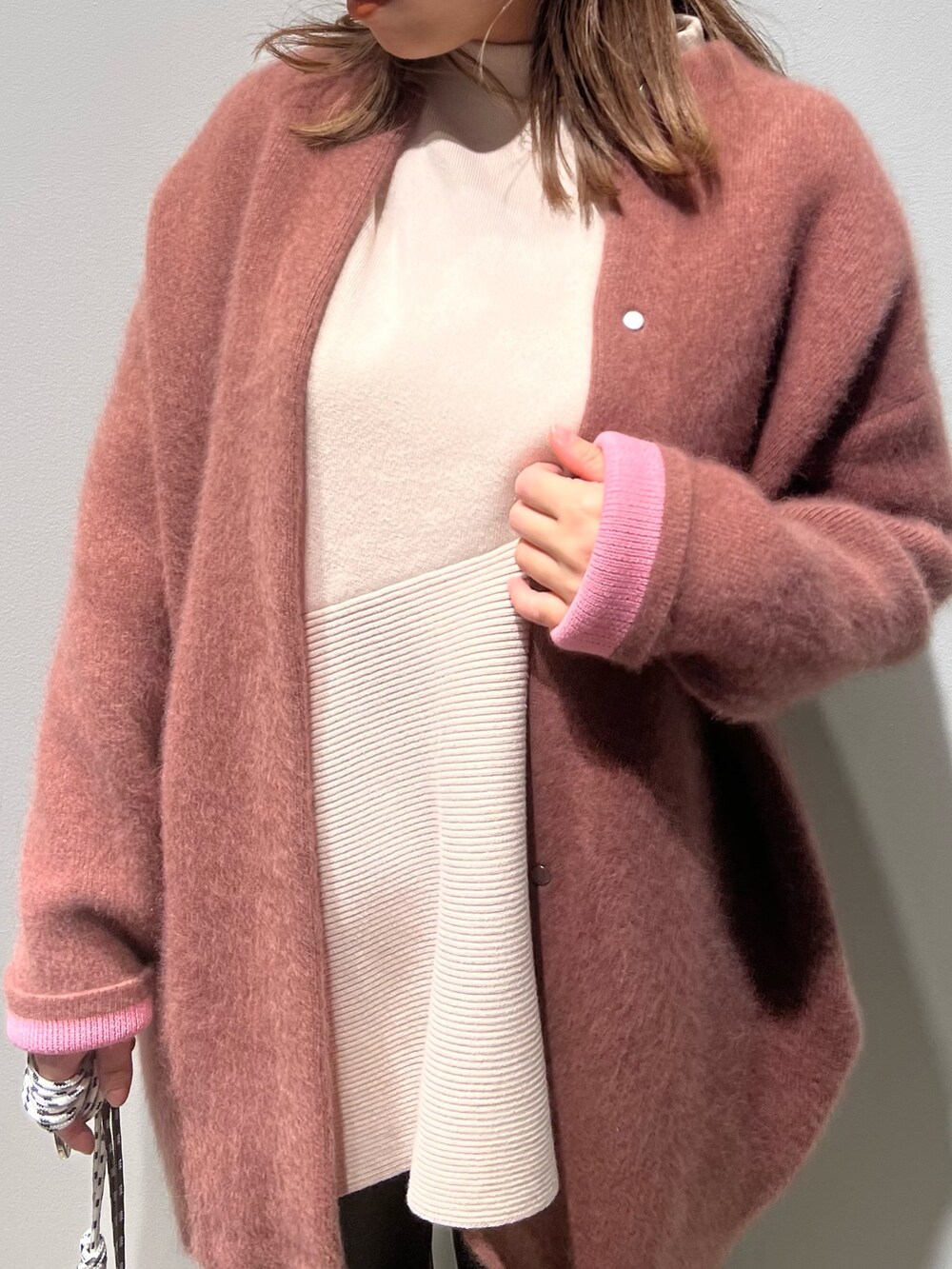 レッド系のその他アウター、ブラック系のその他パンツ、ブラック系のブーツを着用したレディースの秋コーディネートの5枚目の写真