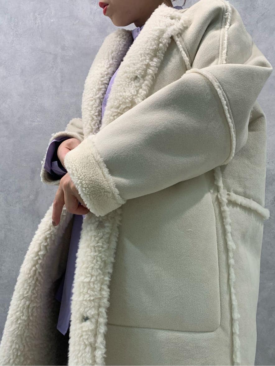 パープル系のシャツ/ブラウス、ブラック系のその他パンツ、ホワイト系のノーカラーコートを着用したレディースの秋コーディネートの6枚目の写真