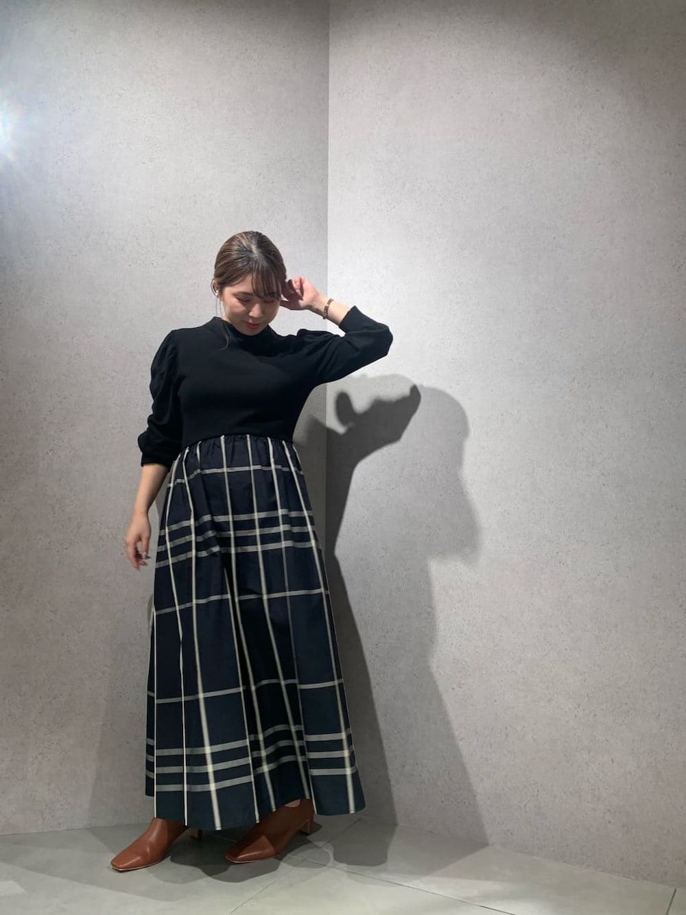 ブラウン系のブルゾン、その他のワンピース、ブラウン系のブーツを着用したレディースの秋コーディネートの2枚目の写真