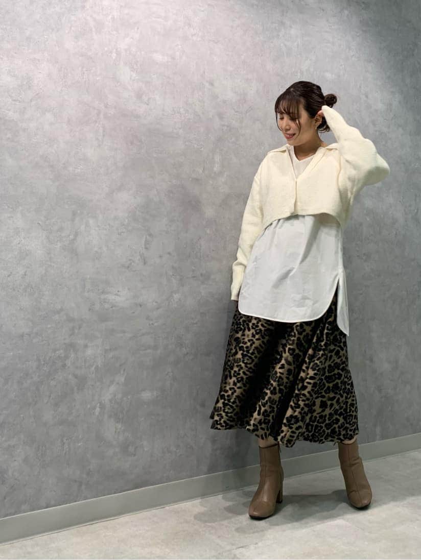 その他のスカート、ホワイト系のニット/セーターを着用したレディースの秋コーディネートの2枚目の写真