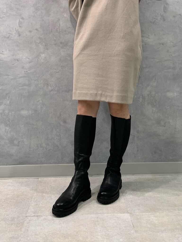 ベージュ系のワンピース、イエロー系のショルダーバッグを着用したレディースの夏コーディネートの5枚目の写真