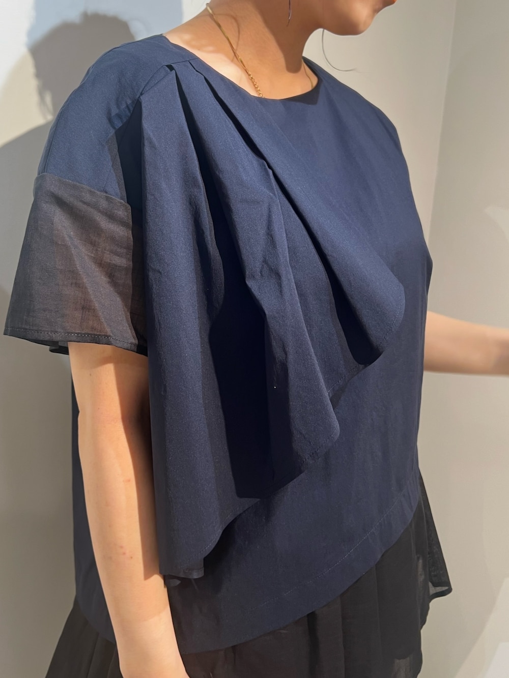 ブラック系のサンダル、ブラック系のその他パンツ、ブルー系のシャツ/ブラウスを着用したレディースの春コーディネートの5枚目の写真