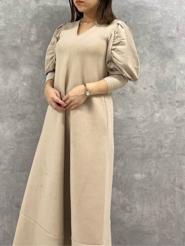 ブラック系のブーツ、ブラック系のカーディガン/ボレロ、ベージュ系のワンピースを着用したレディースの秋コーディネートの8枚目の写真