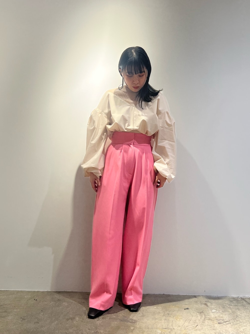 ピンク系のその他パンツ、ブラウン系のノーカラーコート、その他のシャツ/ブラウスを着用したレディースの冬コーディネートの8枚目の写真