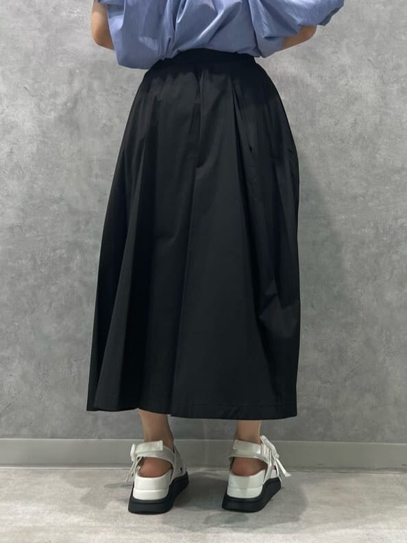 ホワイト系のサンダル、ブルー系のシャツ/ブラウス、ブラック系のスカートを着用したレディースの夏コーディネートの4枚目の写真