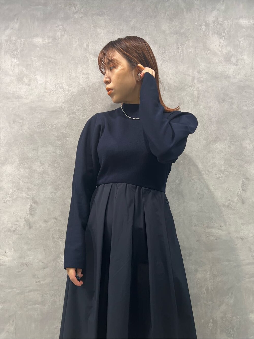 ブルー系のワンピースを着用したレディースの秋コーディネートの5枚目の写真