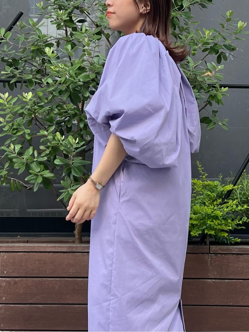 パープル系のワンピース、ブラック系のブーツ、ブラック系のベルトを着用したレディースの夏コーディネートの6枚目の写真