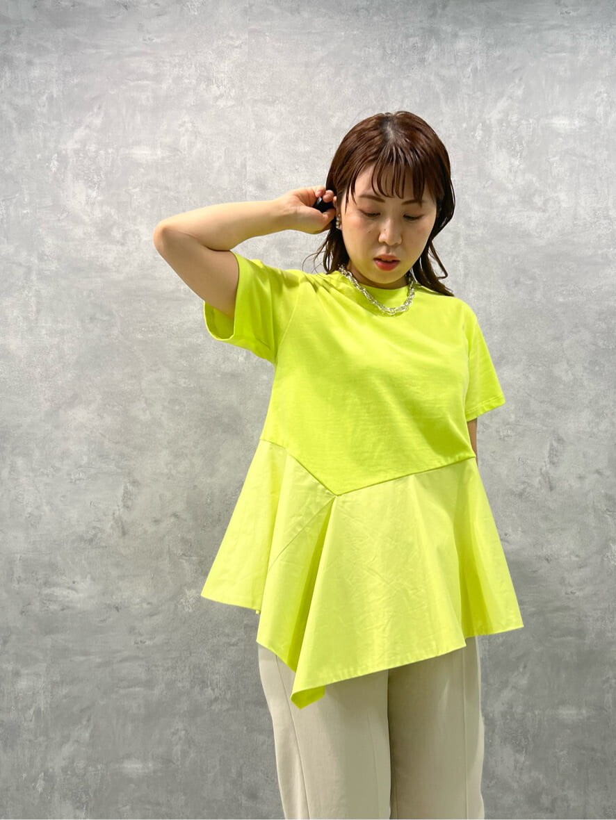 グリーン系のサンダル、ベージュ系のその他パンツ、イエロー系のTシャツ/カットソーを着用したレディースの春コーディネートの4枚目の写真