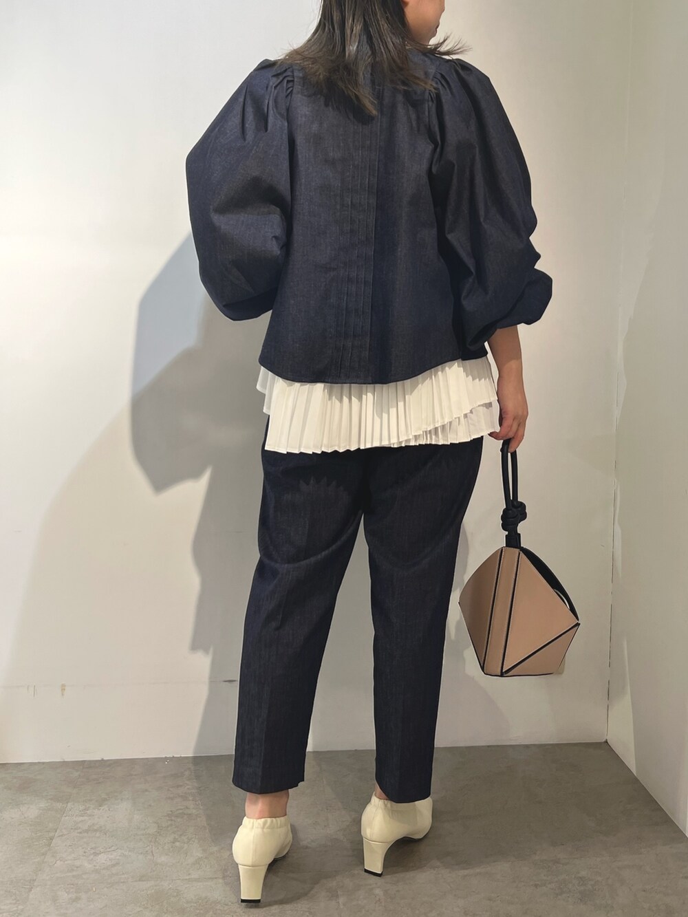 グレー系のTシャツ/カットソー、ブルー系のシャツ/ブラウス、ブルー系のその他パンツを着用したレディースの冬コーディネートの3枚目の写真