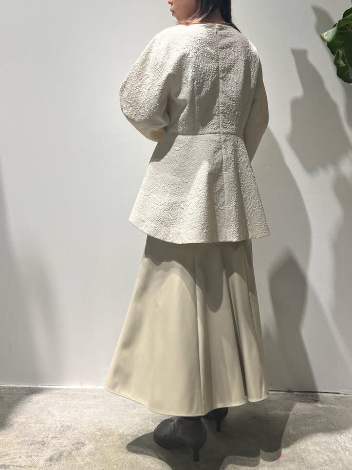 ベージュ系のスカート、ブラウン系のシャツ/ブラウスを着用したレディースの夏コーディネートの6枚目の写真