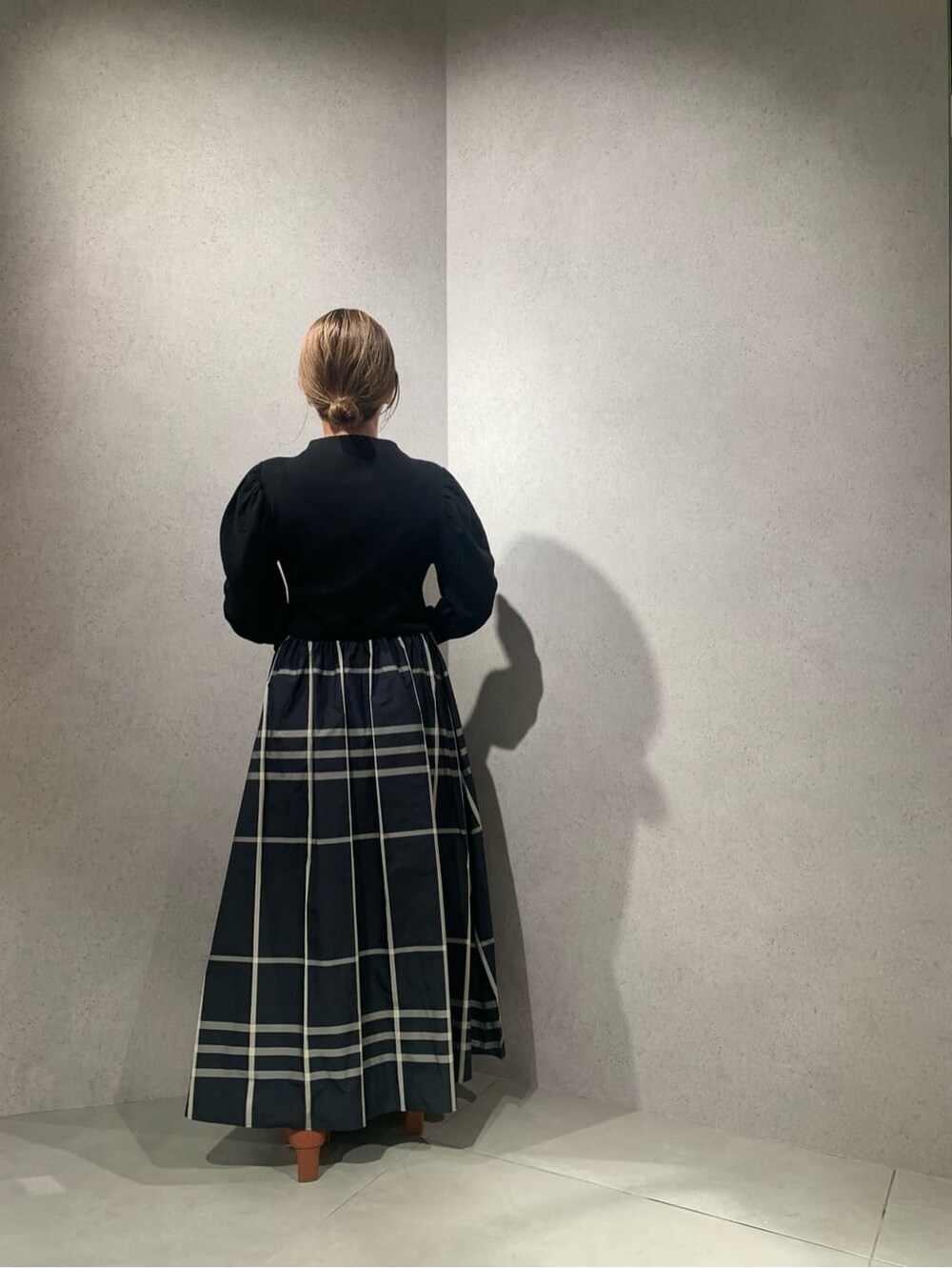 ブラウン系のブルゾン、その他のワンピース、ブラウン系のブーツを着用したレディースの秋コーディネートの3枚目の写真