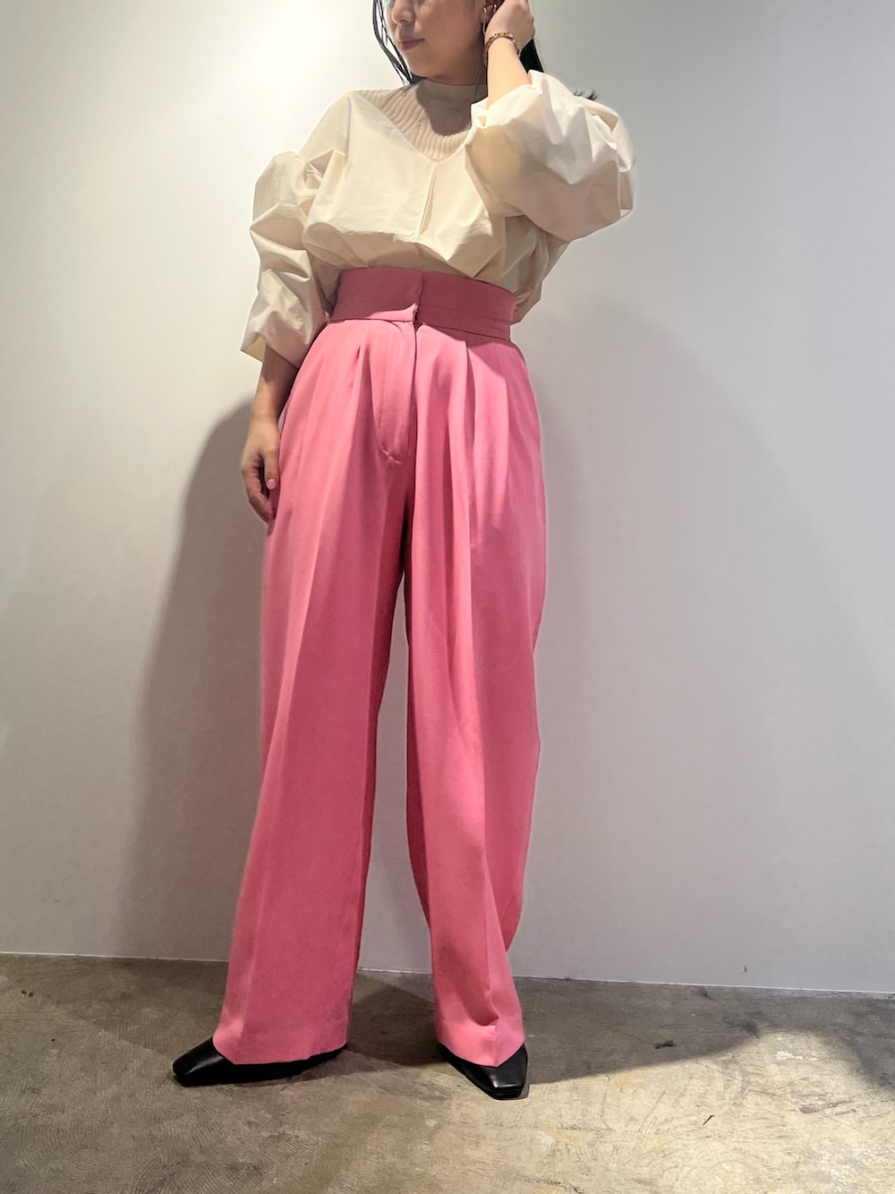 ピンク系のその他パンツ、ブラウン系のノーカラーコート、その他のシャツ/ブラウスを着用したレディースの冬コーディネートの7枚目の写真