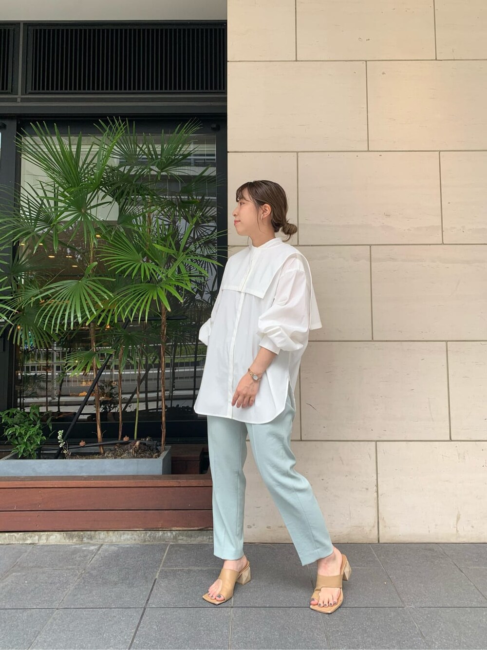 ベージュ系のサンダル、ホワイト系のシャツ/ブラウスを着用したレディースの夏コーディネートの4枚目の写真