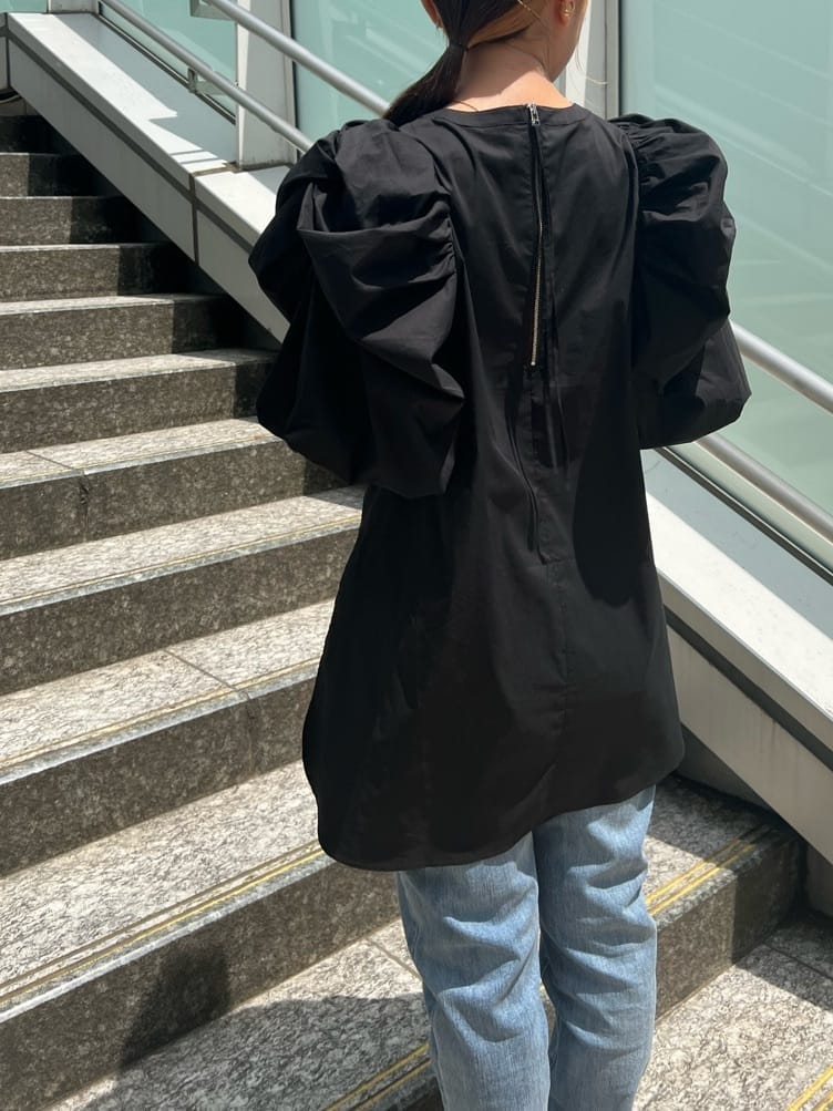 ブラック系のシャツ/ブラウス、ブルー系のデニムパンツ、ブラック系のサンダルを着用したレディースの夏コーディネートの4枚目の写真