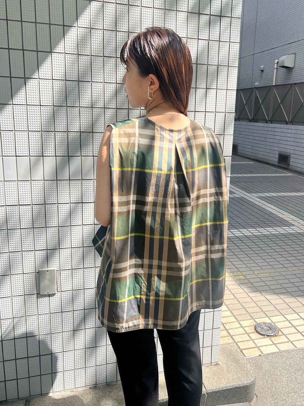 その他のシャツ/ブラウス、ブラック系のスラックス、ブラック系のパンプスを着用したレディースの春コーディネートの3枚目の写真