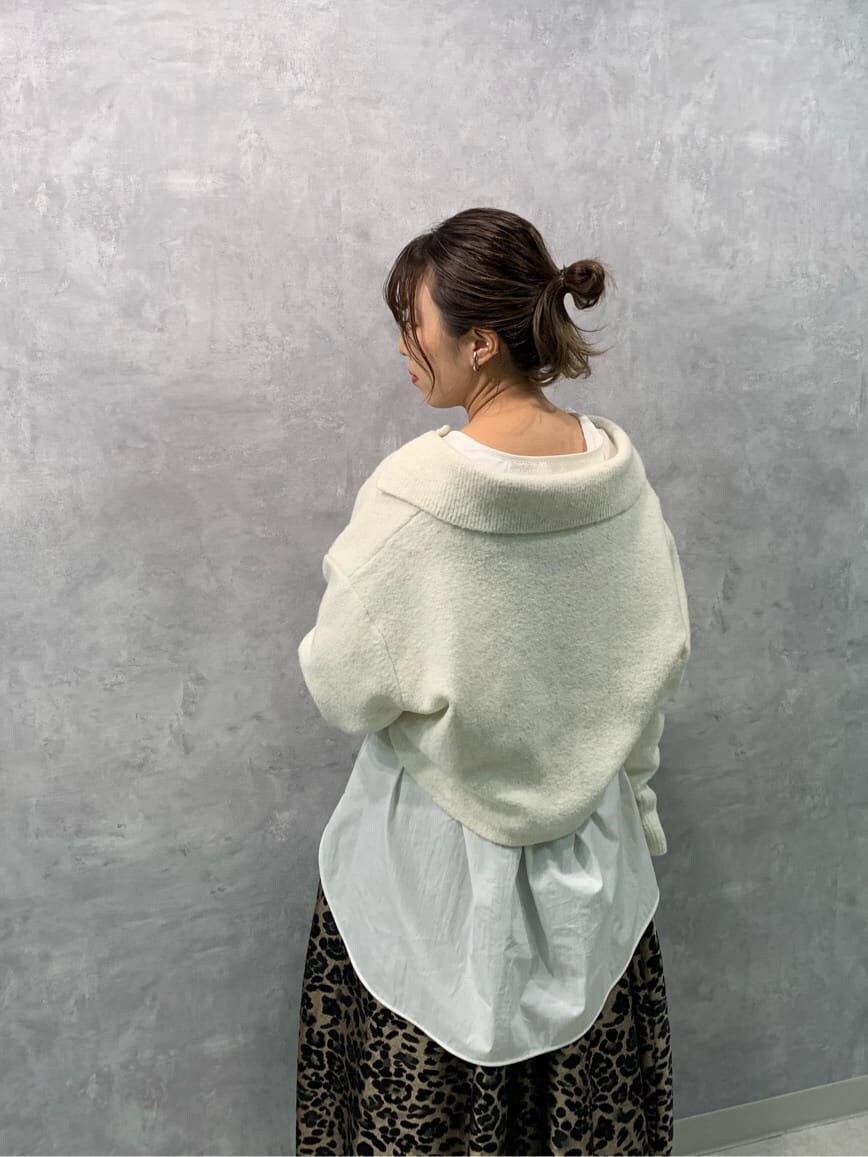 その他のスカート、ホワイト系のニット/セーターを着用したレディースの秋コーディネートの3枚目の写真