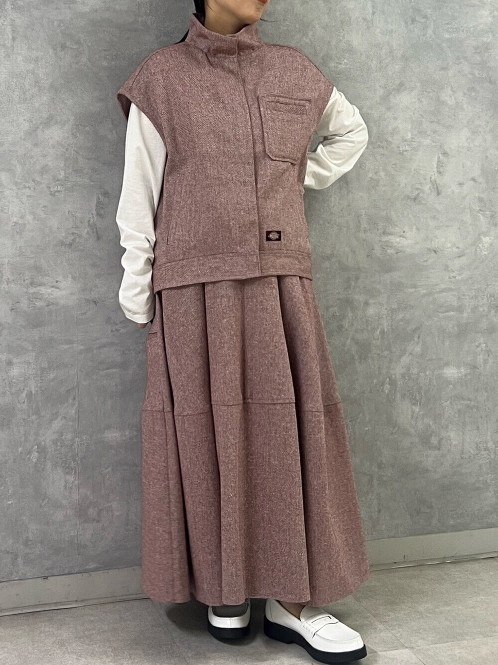 レッド系のその他アウター、レッド系のスカート、ホワイト系のTシャツ/カットソーを着用したレディースの秋コーディネートの5枚目の写真