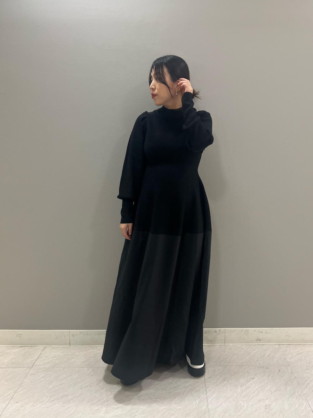 ホワイト系のブーツ、ブラック系のワンピースを着用したレディースの夏コーディネートの5枚目の写真