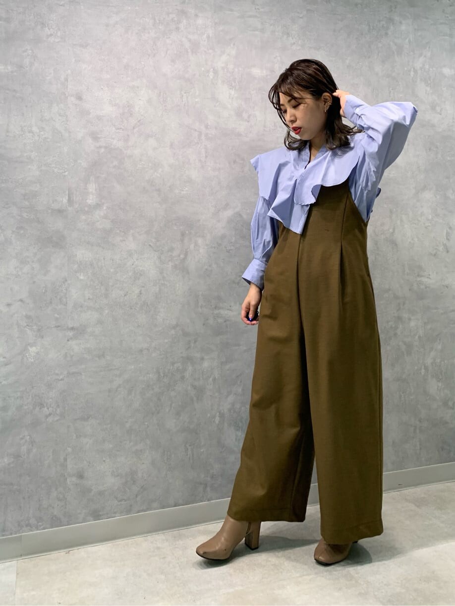 ブルー系のシャツ/ブラウス、ベージュ系のつなぎ/オールインワンを着用したレディースの秋コーディネートの5枚目の写真