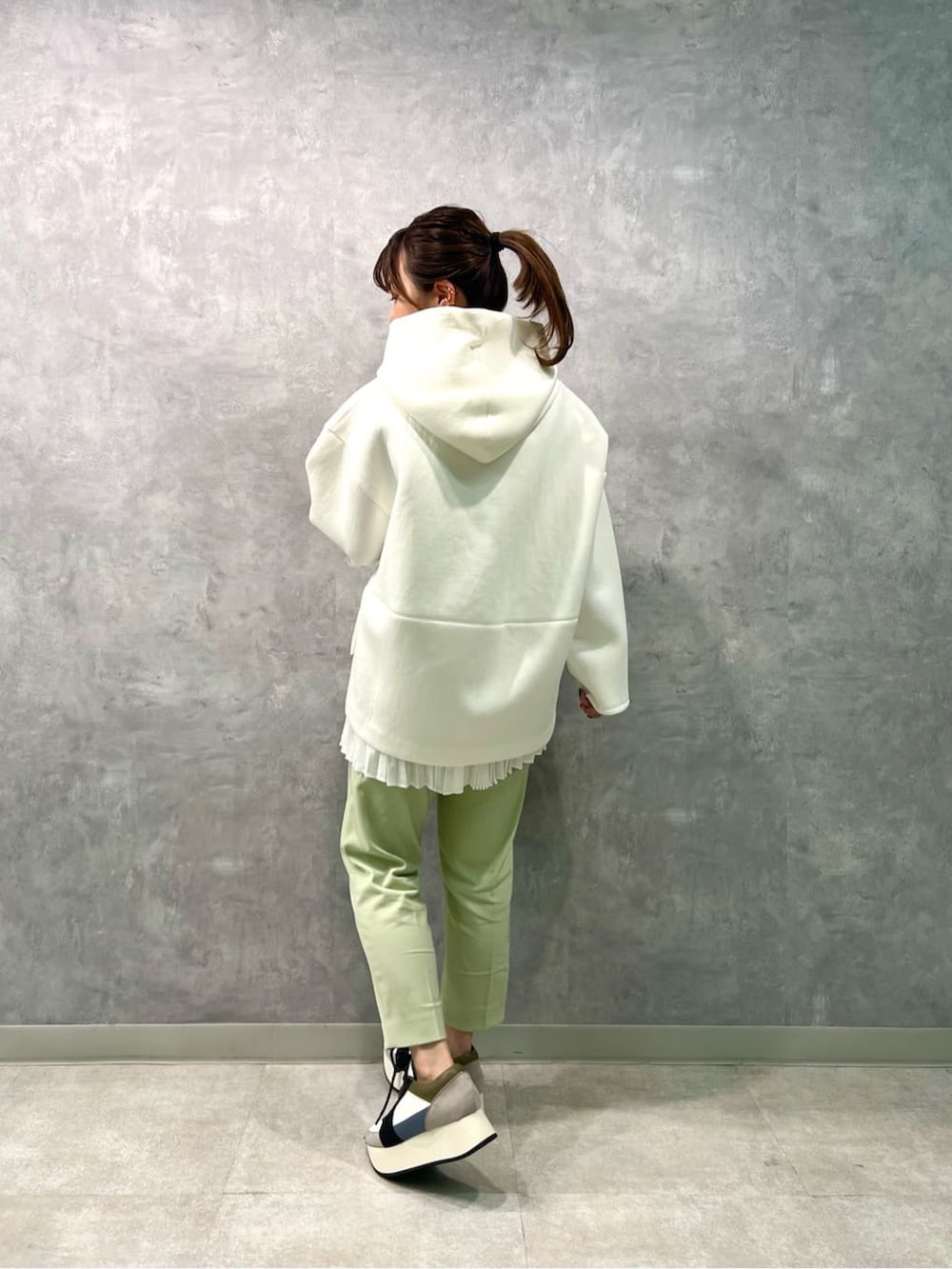 ピンク系のその他パンツ、ホワイト系のTシャツ/カットソーを着用したレディースの冬コーディネートの4枚目の写真